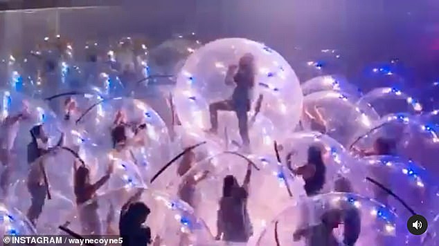 Tổ chức sự kiện mới lạ của đêm nhạc bằng nhà bong bóng